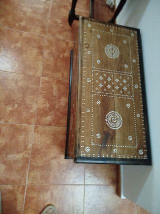 Baúl de madera precioso con mosaico