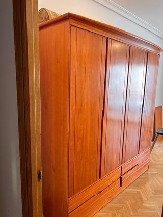 Armario de madera maciza