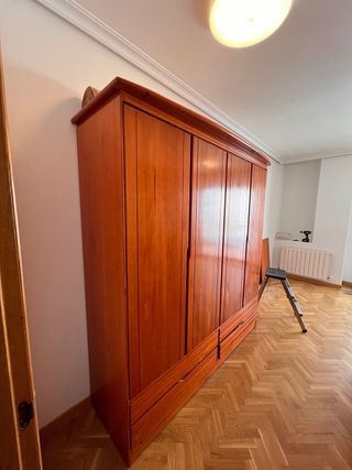 Armario de madera maciza