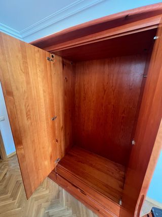 Armario de madera maciza