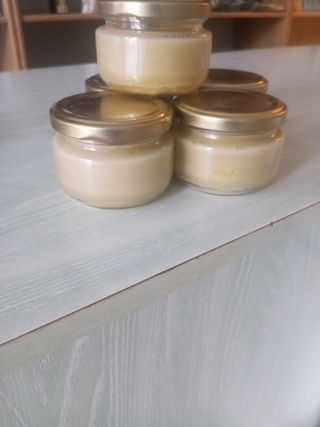 Crema antiinflamatoria beige y dorada