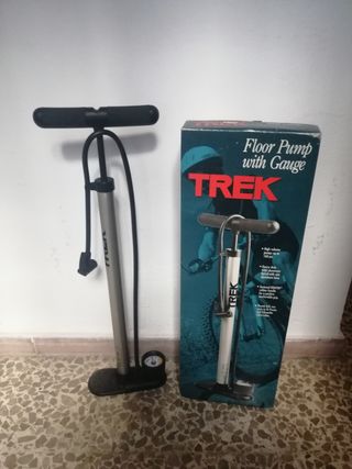 Bomba de pie TREK con manómetro