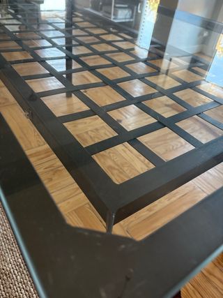 Mesa de forja con sobre de cristal