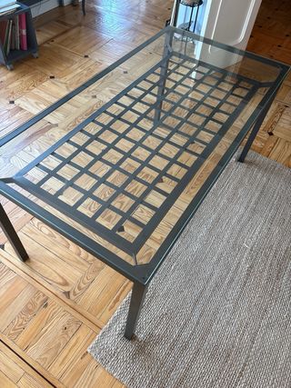 Mesa de forja con sobre de cristal