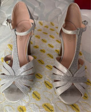 Zapatos de fiesta plateados