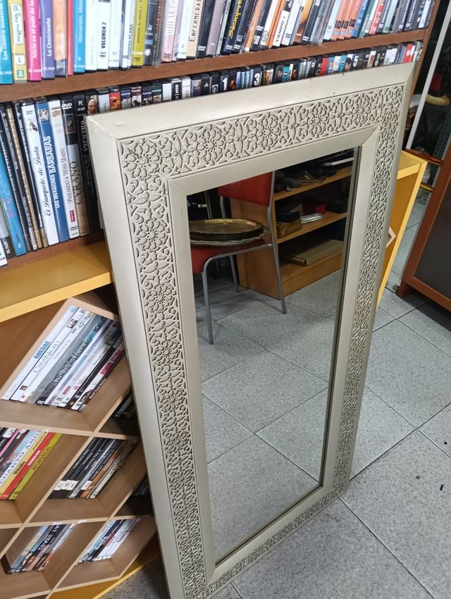 Espejo de pared decorativo beige