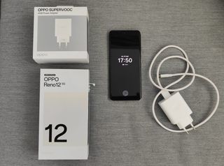 OPPO Reno 12 5G con caricabatterie
