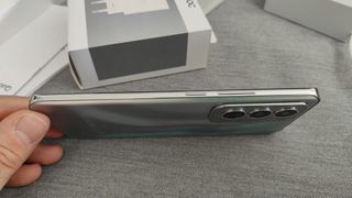 OPPO Reno 12 5G con caricabatterie
