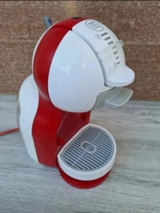 Cafetera Dolce Gusto Roja y Blanca