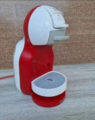 Cafetera Dolce Gusto Roja y Blanca