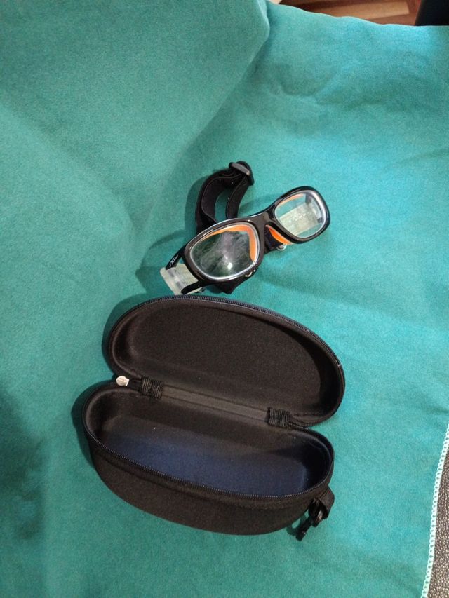 Montura de gafas deportivas infantiles con funda.