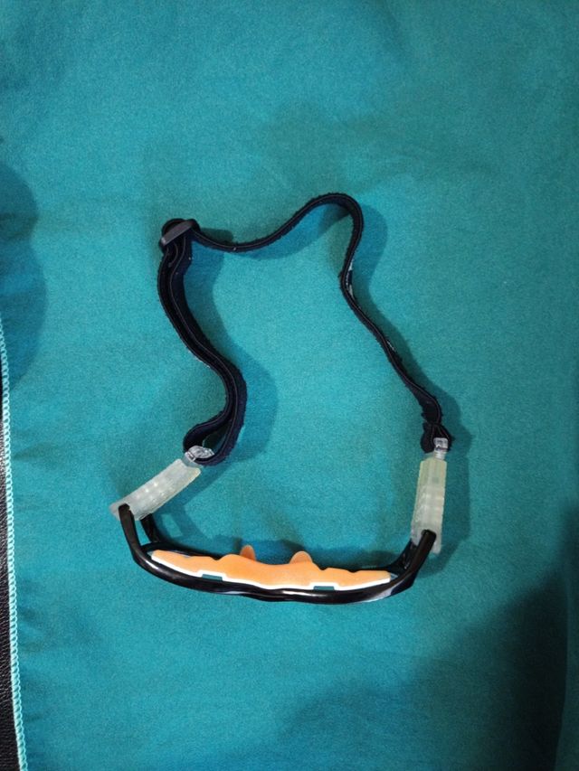 Montura de gafas deportivas infantiles con funda.