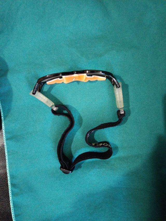 Montura de gafas deportivas infantiles con funda.