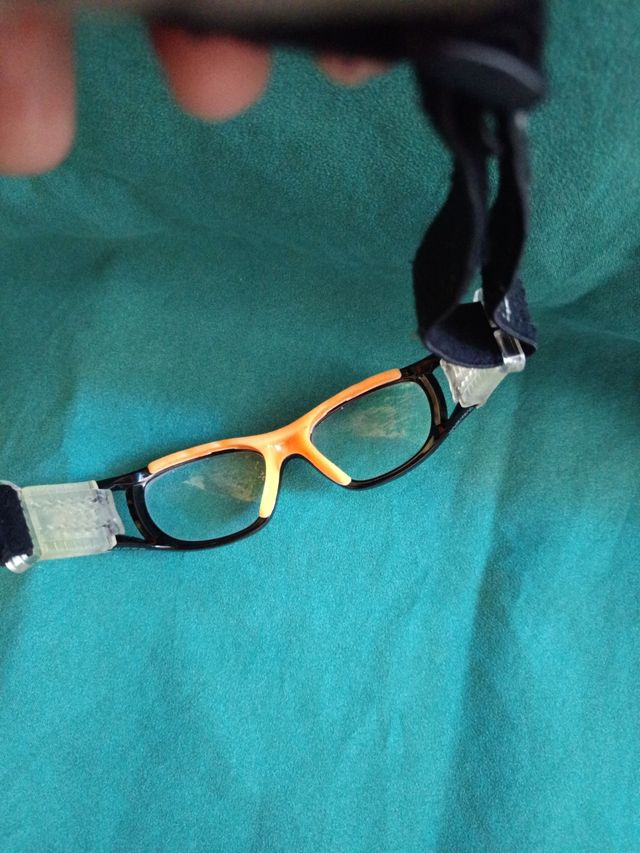 Montura de gafas deportivas infantiles con funda.