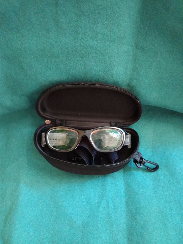 Montura de gafas deportivas infantiles con funda.