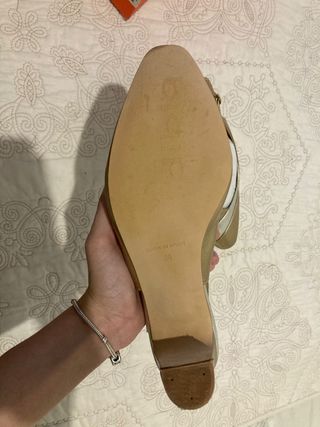 Zapatos de tacón slingback dorados y plateados