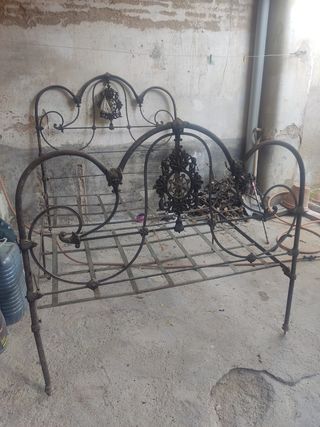 Cama antigua hierro forjado