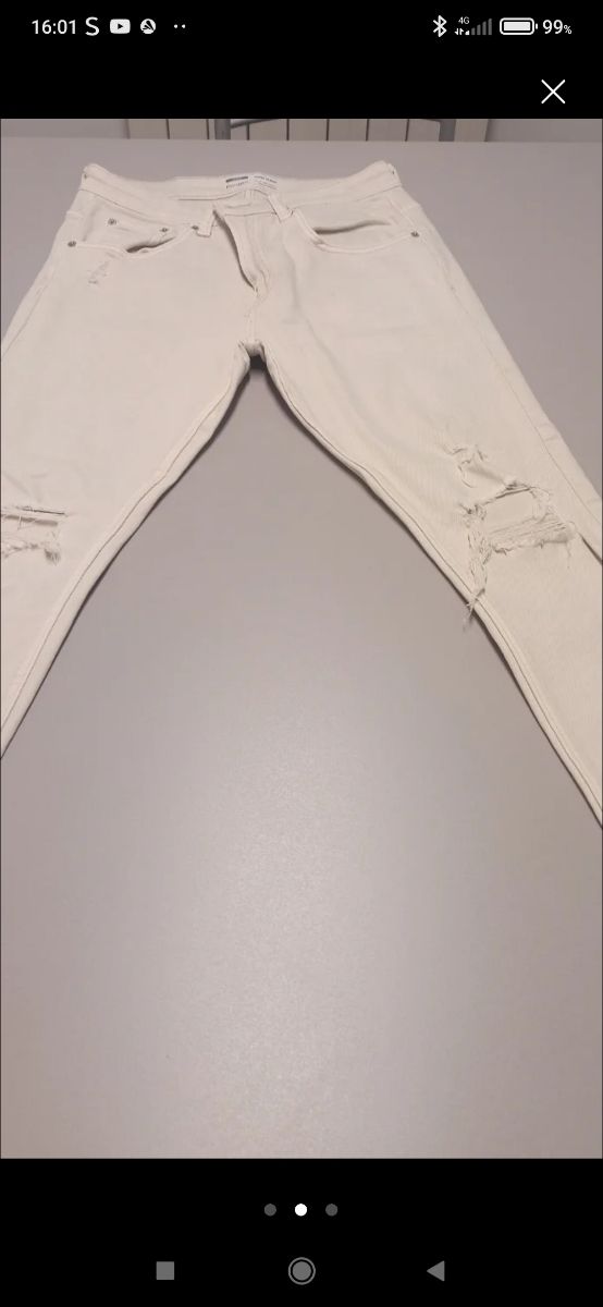 Vaqueros beige rotos