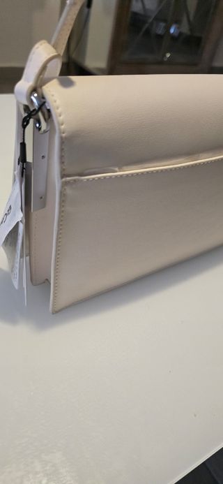 Bolso Calvin Klein blanco y plateado