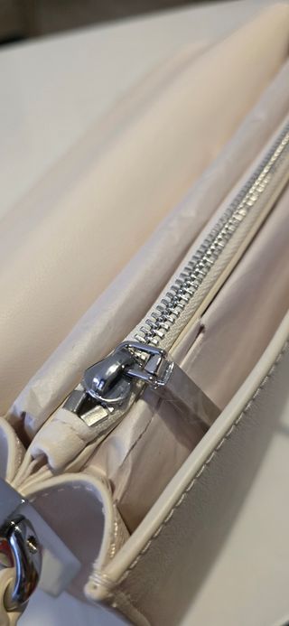 Bolso Calvin Klein blanco y plateado