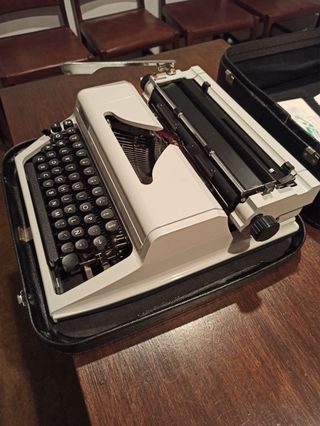 Máquina de escribir portátil blanca