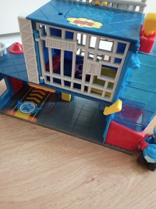 Superzings comisaría y vehículo