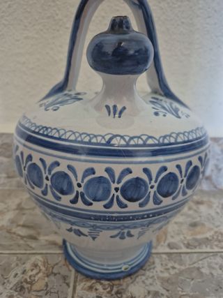 Botijo de cerámica azul y blanco