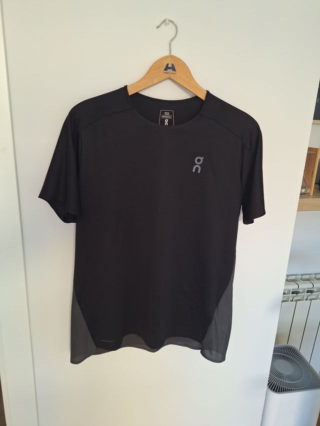 Camiseta On Running Performance Negra