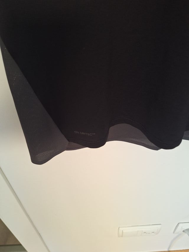 Camiseta On Running Performance Negra