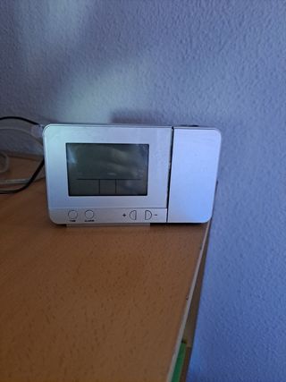 Reloj digital con proyector de hora
