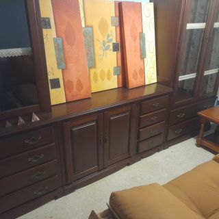 Mueble de madera oscuro