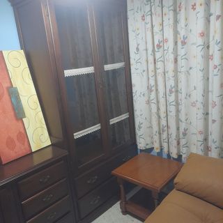 Mueble de madera oscuro