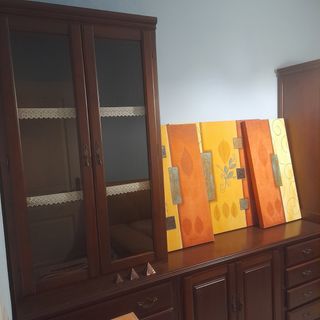 Mueble de madera oscuro