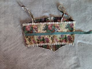 Corsé floral con encaje y tirantes
