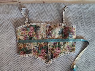 Corsé floral con encaje y tirantes