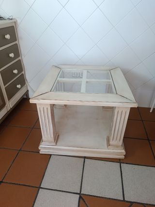 Mesa auxiliar de madera y cristal