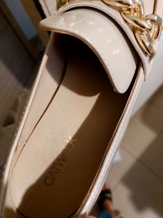 Scarpe Catwalk beige con catena oro