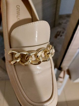 Scarpe Catwalk beige con catena oro