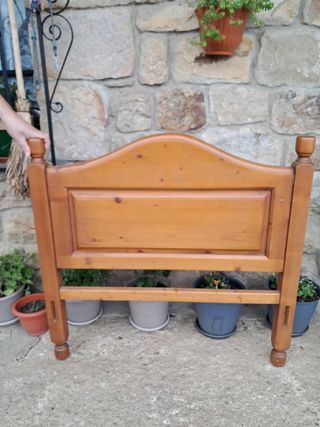 Cabecero de madera marrón