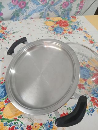 ,.PLANCHA AMC 28 CM DIÁM. ALTA 2,5 CM.