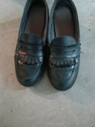 Zapatos negros mocasines flecos