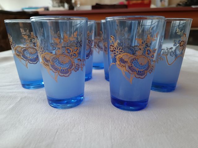 Juego de 9 vasos azules con diseño floral