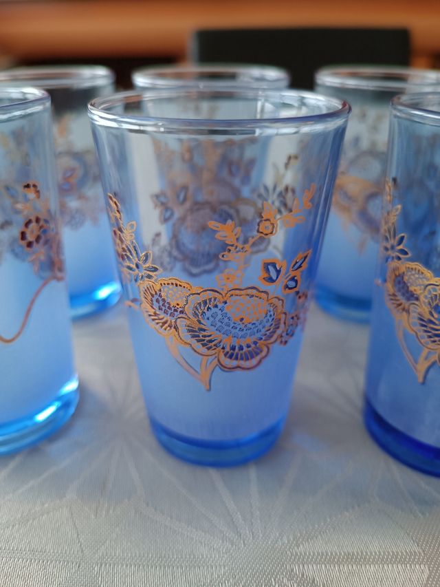 Juego de 9 vasos azules con diseño floral
