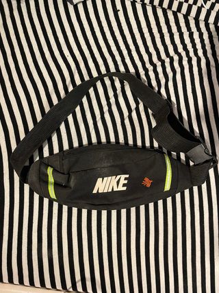 Riñonera Nike Negra