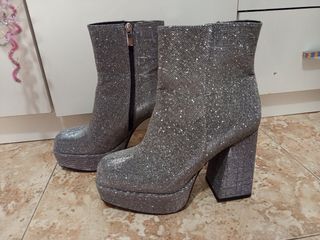 Botas plateadas altas. Pull&Bear. Talla 38. Nuevas