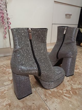 Botas plateadas altas. Pull&Bear. Talla 38. Nuevas
