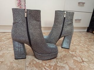 Botas plateadas altas. Pull&Bear. Talla 38. Nuevas