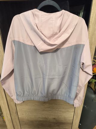 Cortavientos rosa y gris sin usar