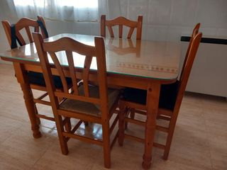 Mesa de madera y 4 sillas