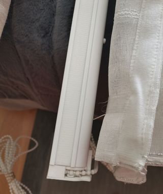 Estores enrollables de tela beige y blanco